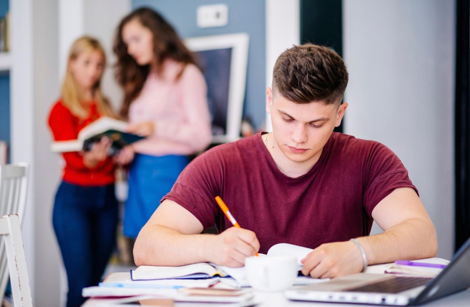Estudiante trabajando con flexibilidad horaria